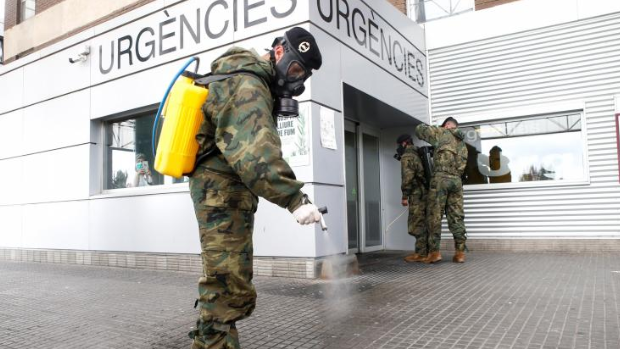 El Ejército, en su tarea de desinfección del Covid-19, recibido con aplausos en el Hospital de Badalona