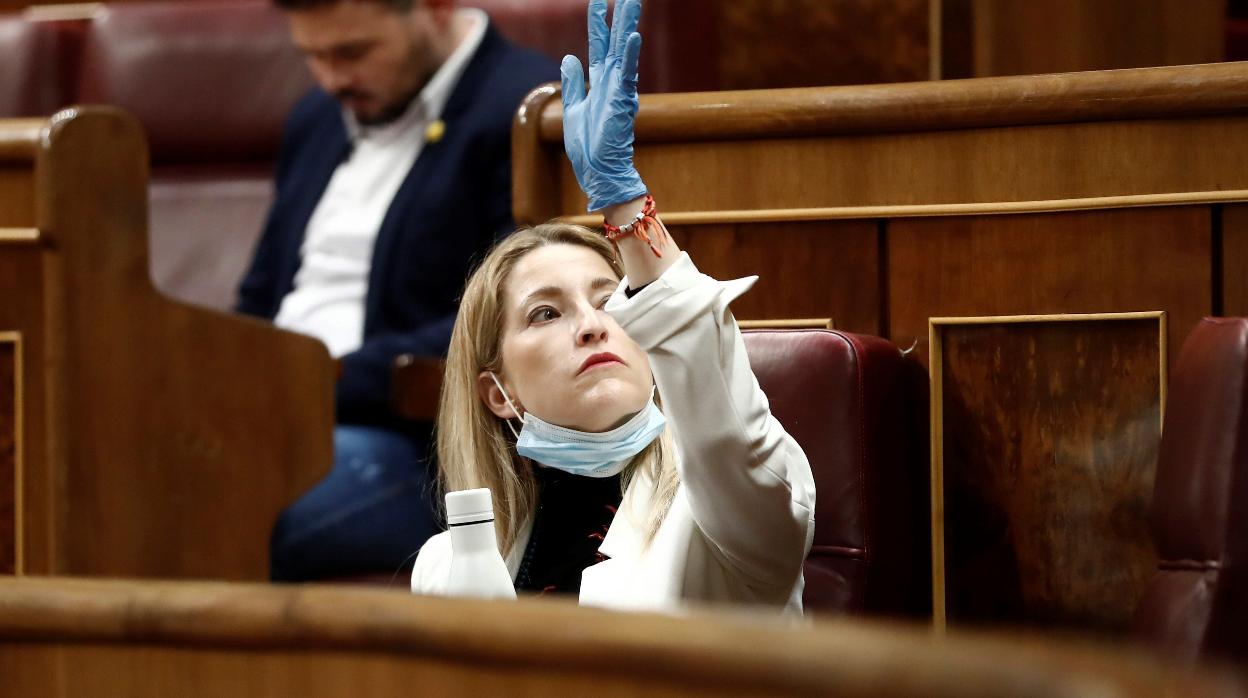 La diputada de Ciudadanos María Muñoz ha acudido al pleno con guantes y mascarilla