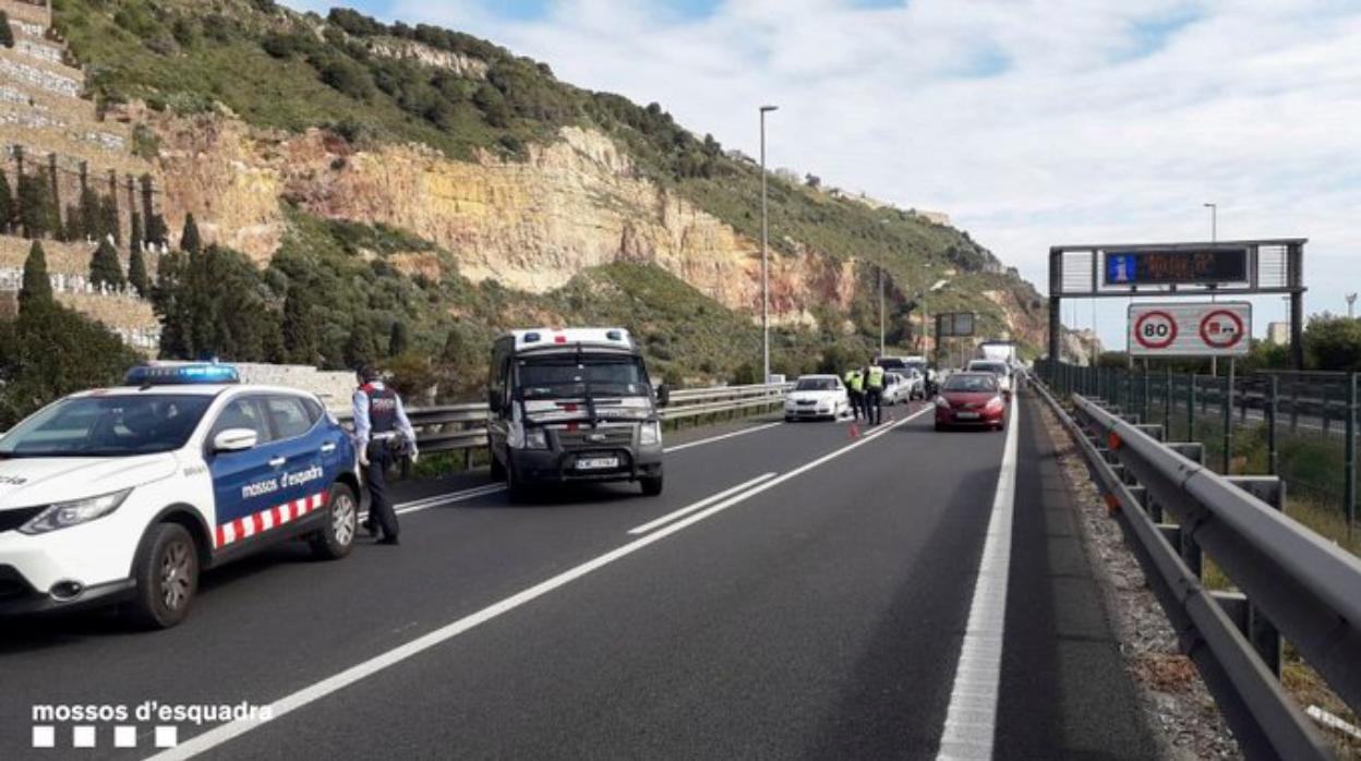 Un control de los Mossos, el fin de semana pasado para evitar desplazamientos