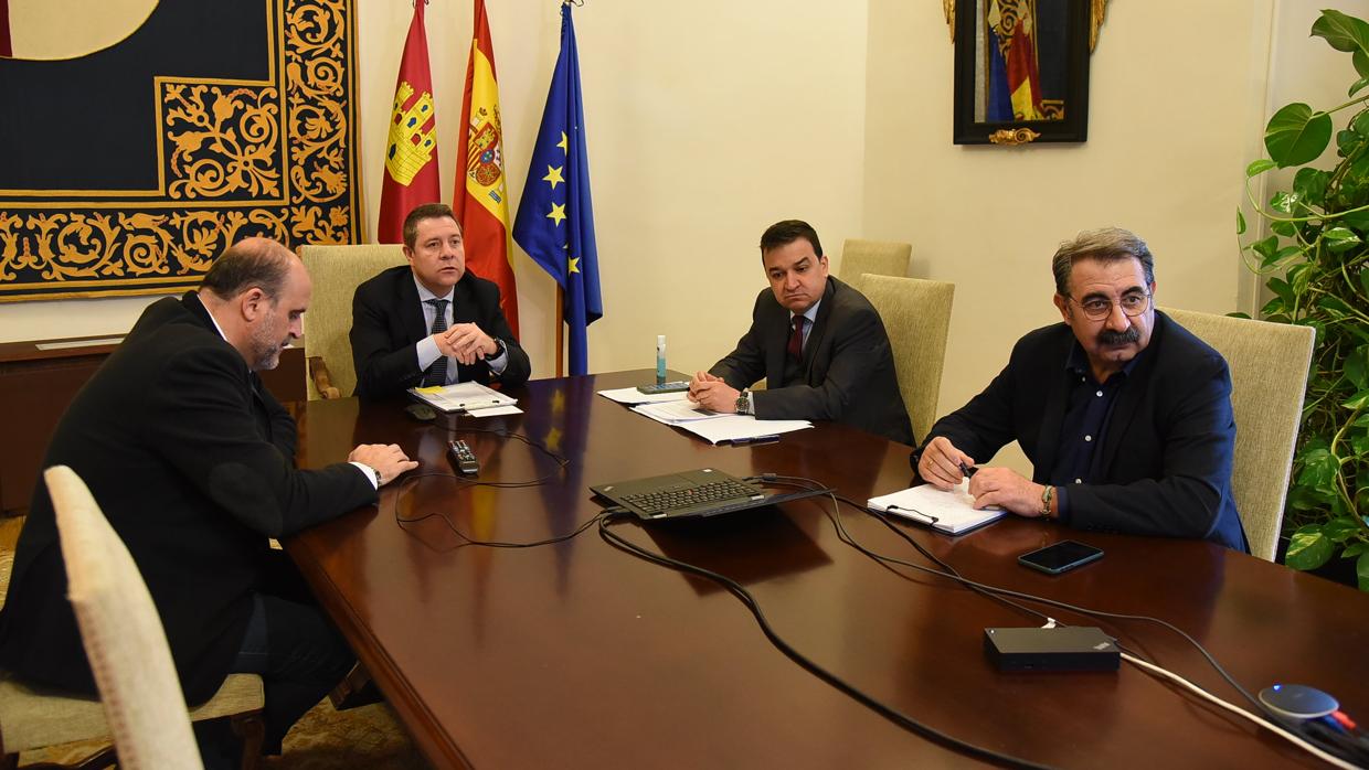 García-Page, durante la videoconferencia con los líderes de las asociaciones agrarias de la región