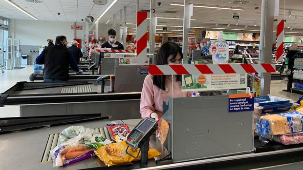 Coronavirus: Consum gratifica a cada empleado con 280 euros al mes durante la crisis