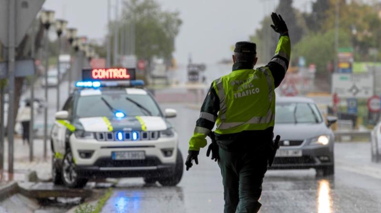 Control de carretera en Castilleja de la Cuesta (Sevilla)