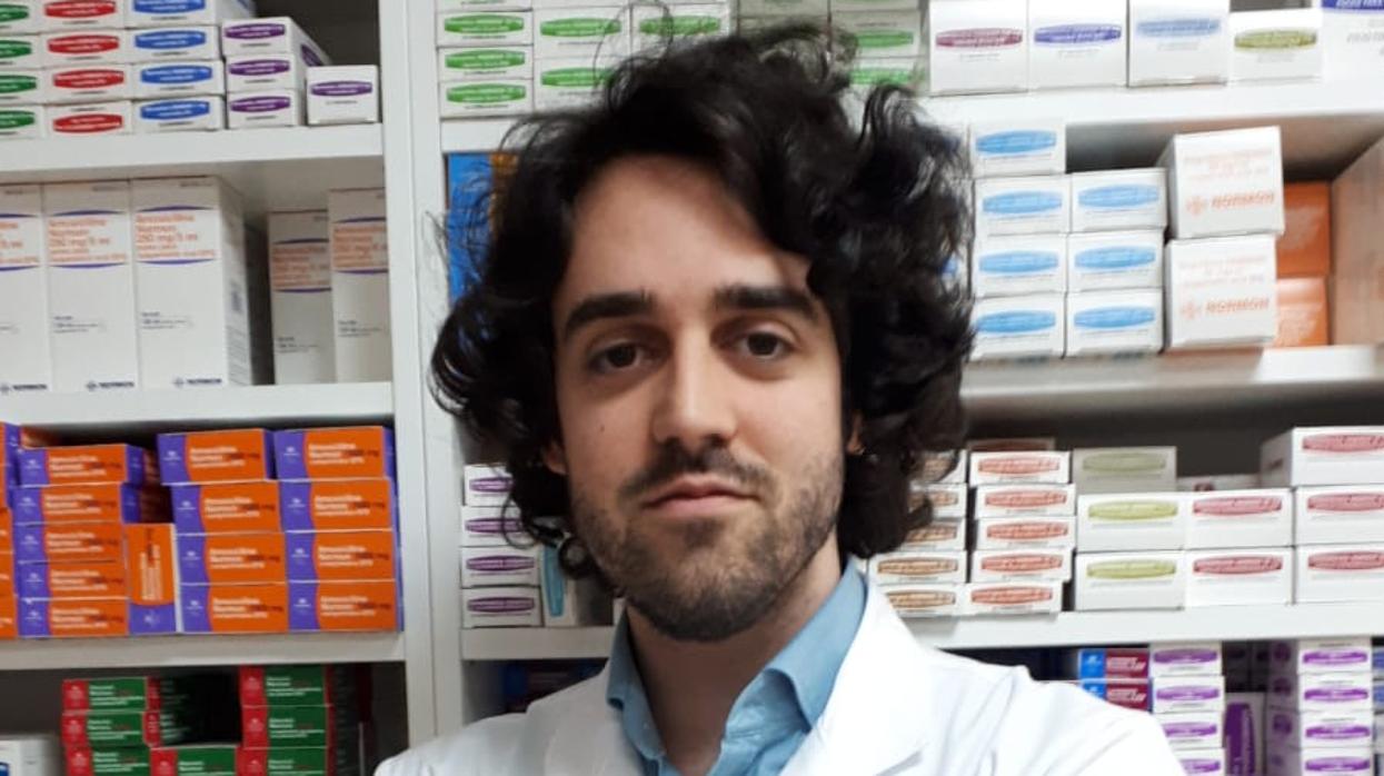 Miguel Pazos (29 años), en la farmacia de La Coruña donde trabaja