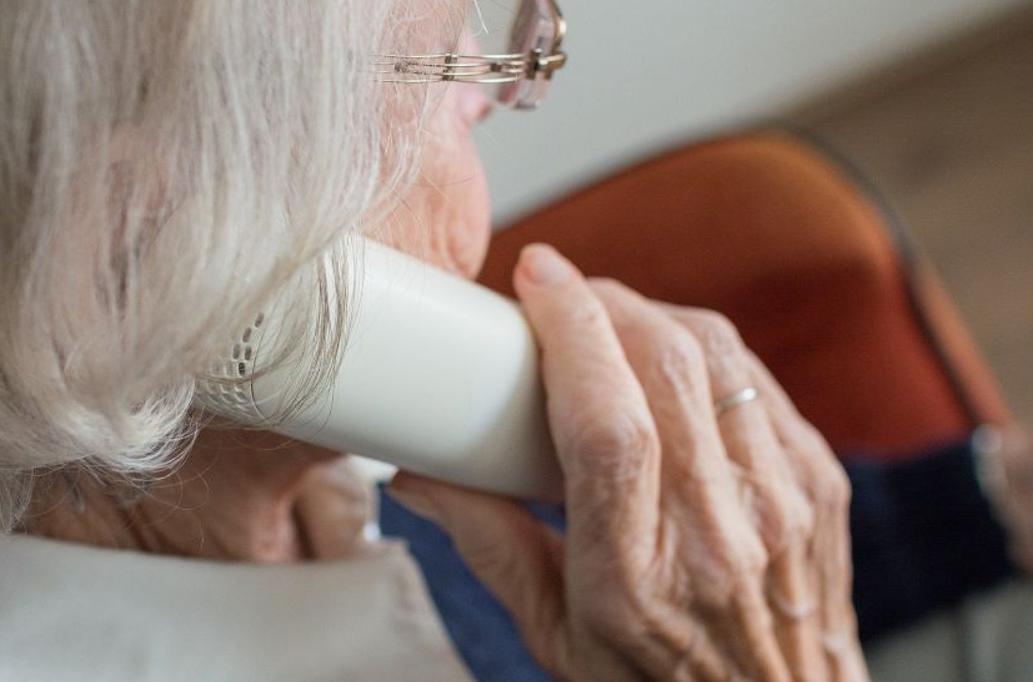 Las personas que viven solas pueden hablar por teléfono con voluntarios y pasar mejor la cuarantena