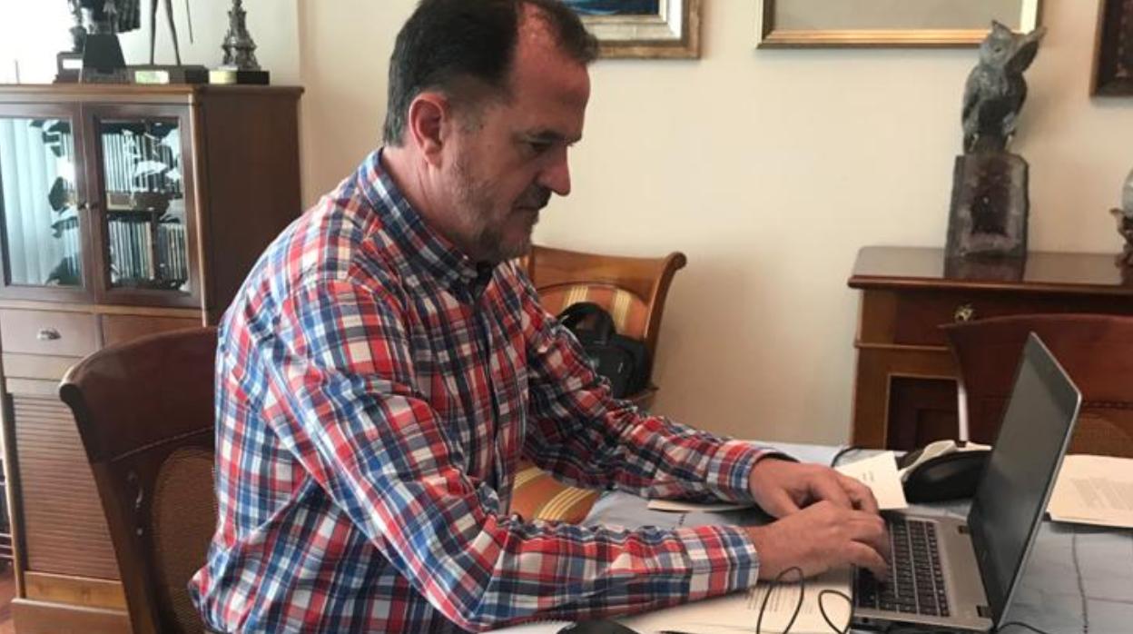 Carlos Iturgaiz, con teletrabajo en casa