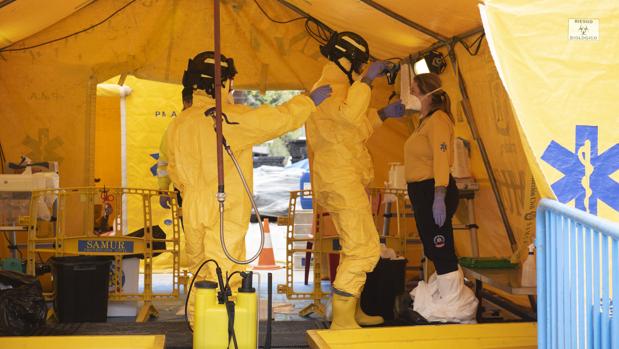 La desinfección de personal de Samur, una «coreografía» de alto riesgo