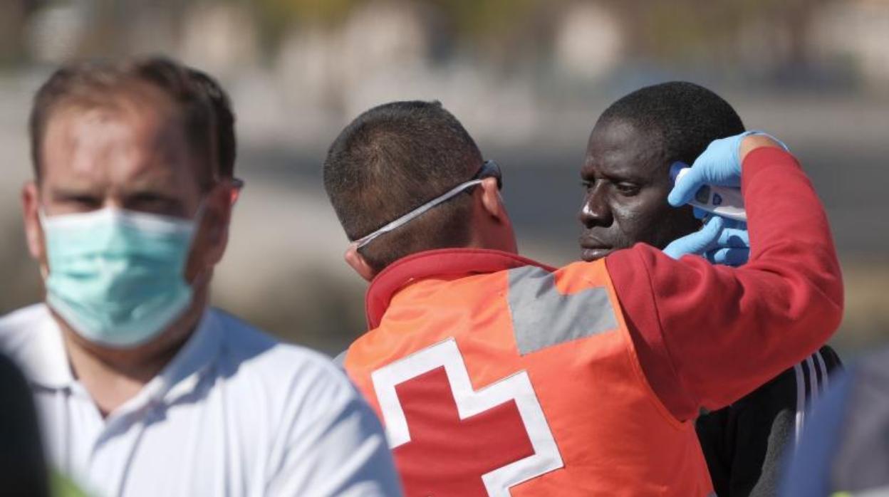 Toma de temperatura a un inmigrante en la fase de acogida