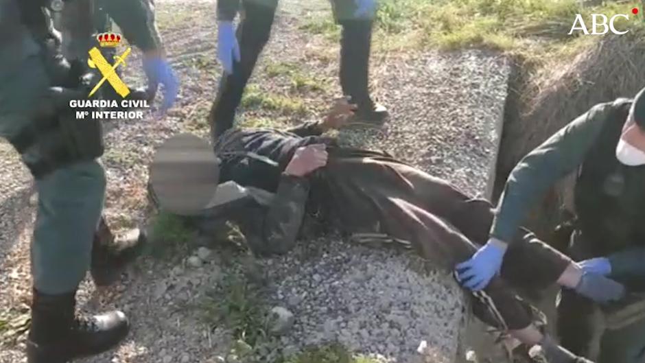 La Guardia Civil rescata de una acequia a un hombre ebrio que se saltó el confinamiento