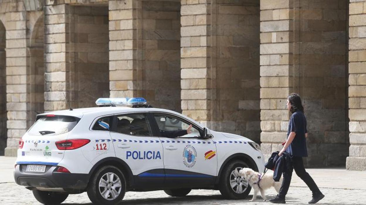 Una patrulla de la Policía Autonómica en el Obradoiro durante el estado de alarma