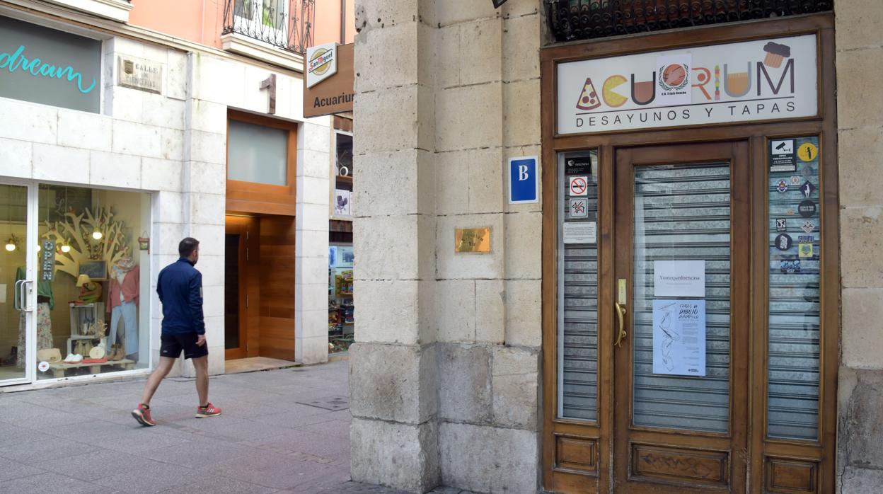 Una de las calles del casco histórico de Burgos, desértica y con los comercios cerrados ente las medidas de confinamiento