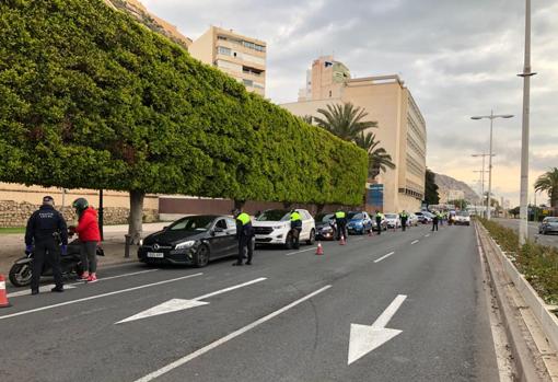 Control a todos los vehículos en el acceso a la ciudad desde la carretera de Valencia