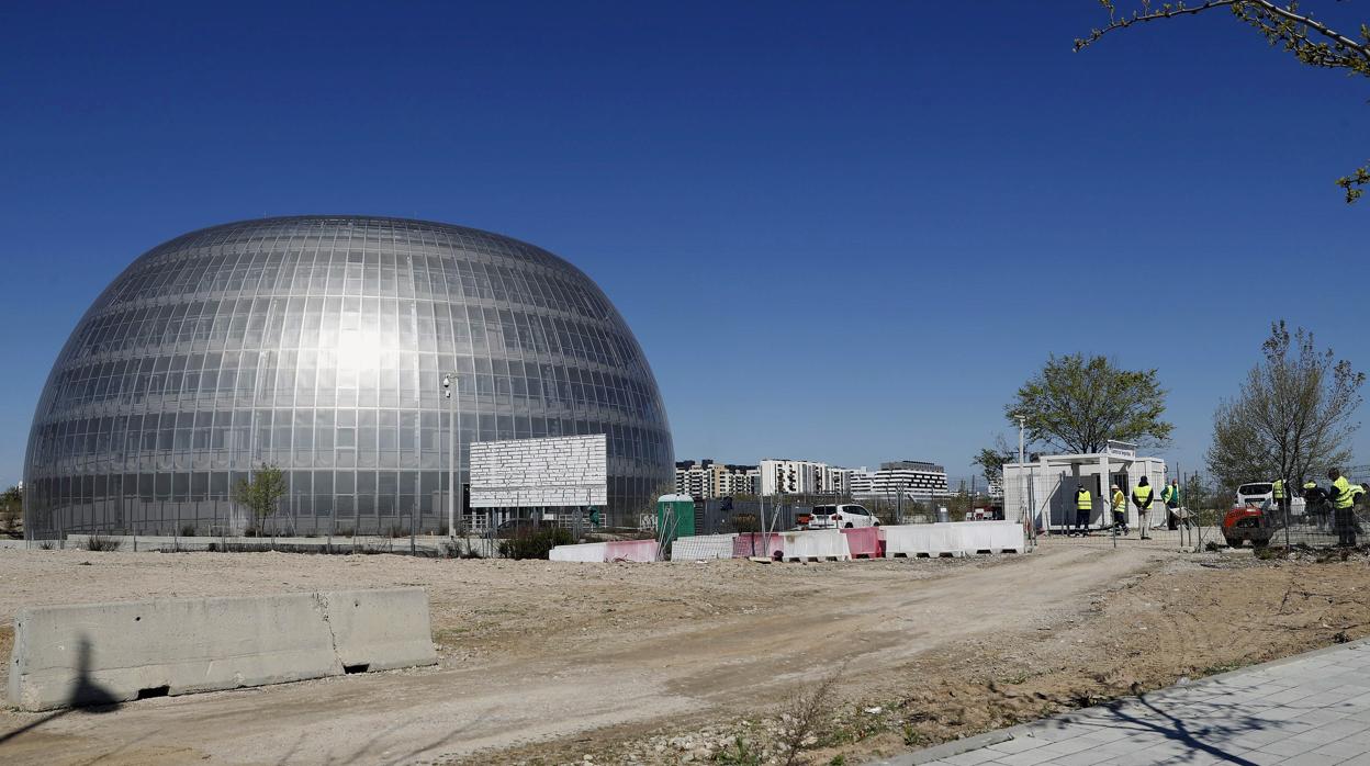 Operarios trabajando en el acondicionamiento del «donut» del Campo de la Justicia, convertido ahora en improvisada morgue