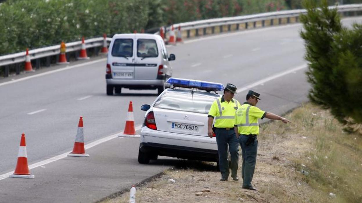 Una patrulla de la Guardia Civil en la autopista AP-7