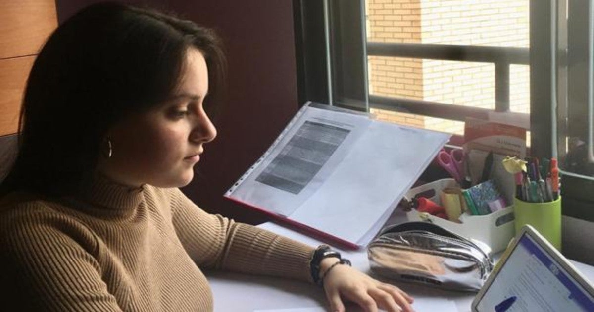 La estudiante María del Pico realiza sus tareas a través del ordenador y de la tablet