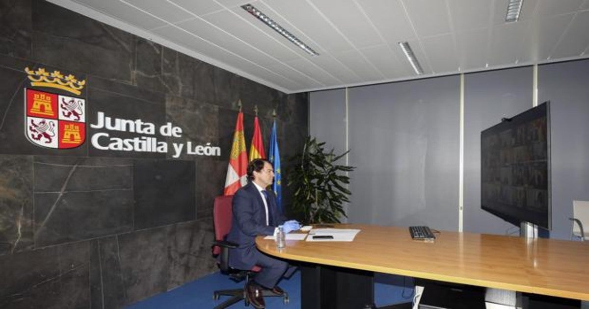 Mañueco, durante la videoconferencia que mantuvo este domingo con Pedro Sánchez