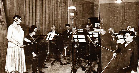 María de Pablos dirigiendo a la Orquesta de Cámara de Unión Radio en «Dos apuntes musicales españoles»