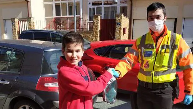 Un niño segoviano entrega su máscara acuática y pide a otros chavales que ayuden a salvar vidas
