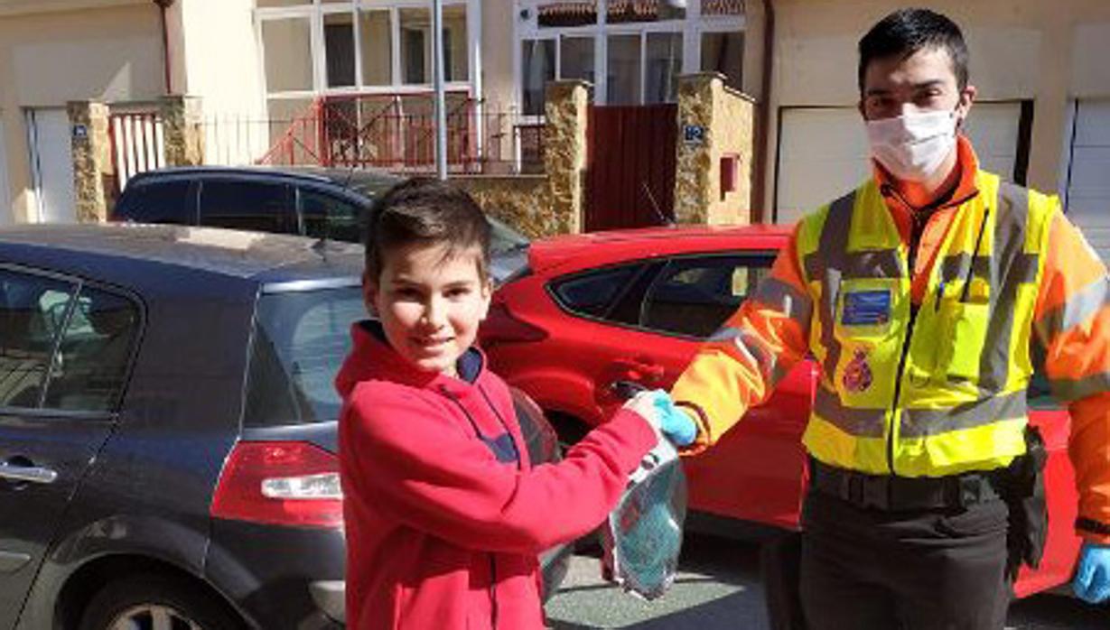 Un niño segoviano dona su máscara acuática para ayudar en la lucha contra el coronavirus