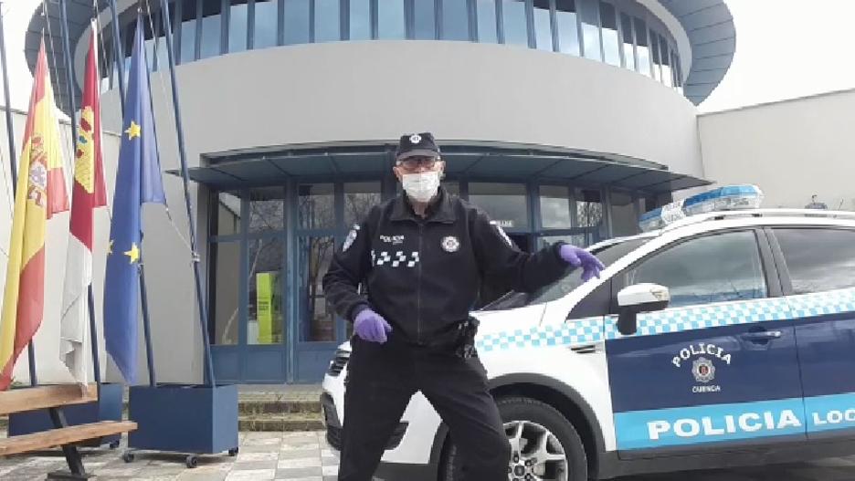 El baile de un policía local para dar ánimos ante el coronavirus: «Todo saldrá bien y nos volveremos a ver»