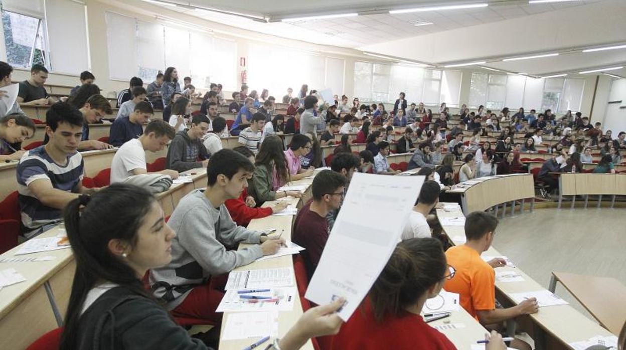 Un grupo de alumnos, durante una prueba de Selectividad, en una imagen de archivo