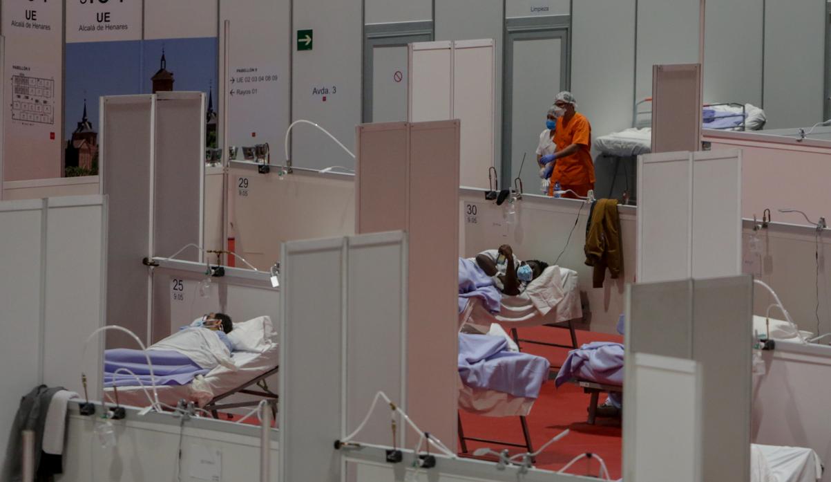 Pacientes y personal sanitario en el hospital instalado en Ifema