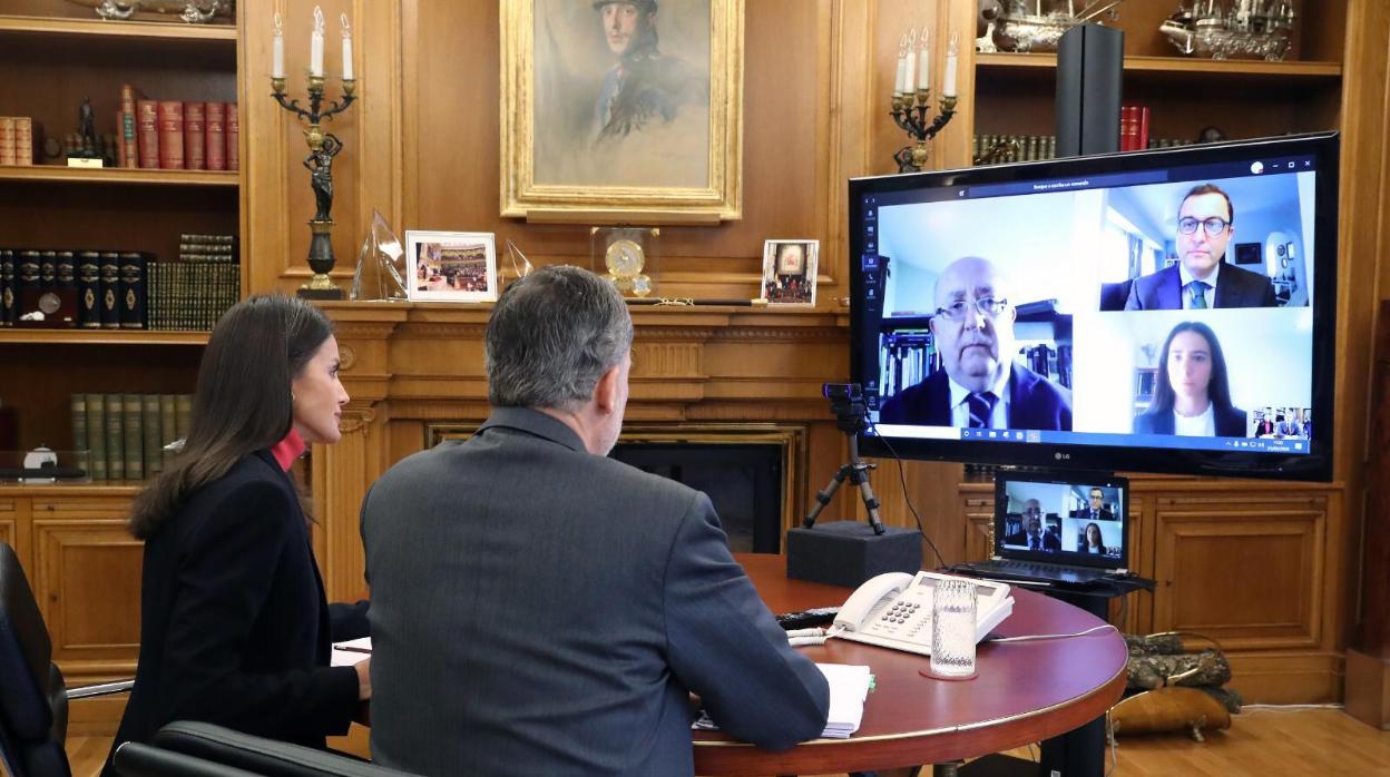 Los Reyes, durante la videoconferencia con la asociación Comercio de Oviedo