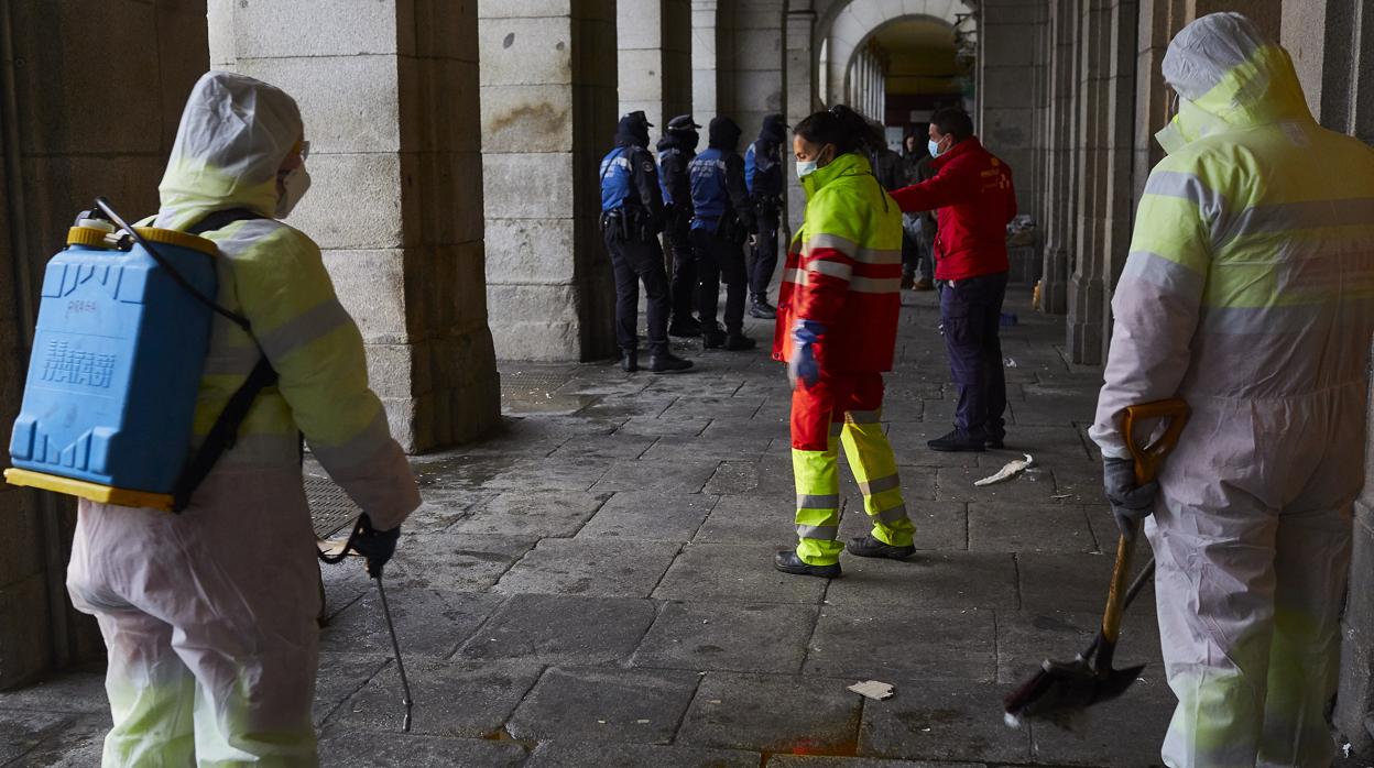 Trabajadores del Selur limpian los soportales de la Plaza Mayor