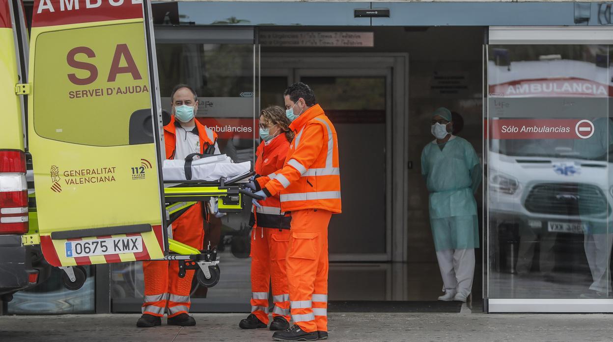 Imagen del traslado de un paciente al Hospital La Fe de Valencia