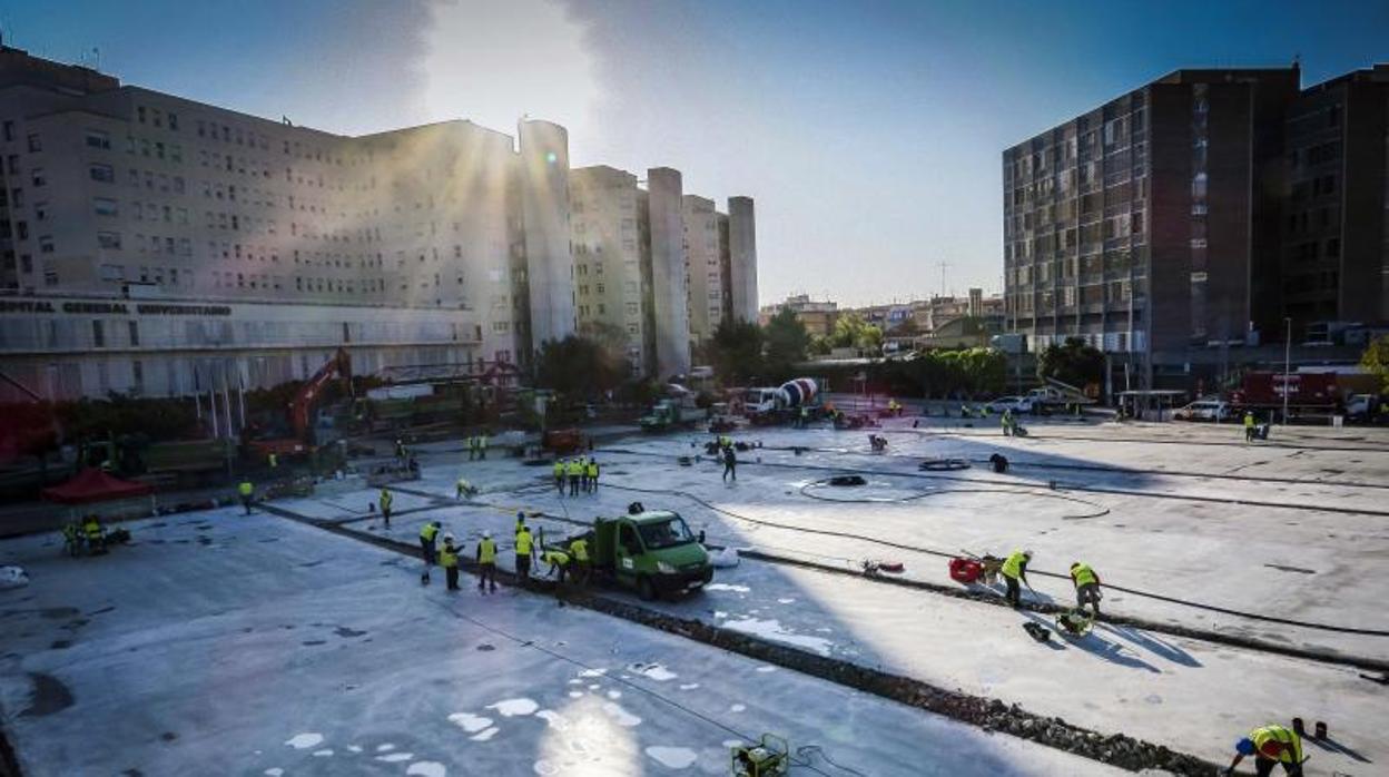 Obras del hospital de campaña para hacer frente a la crisis del coronavirus en Alicante