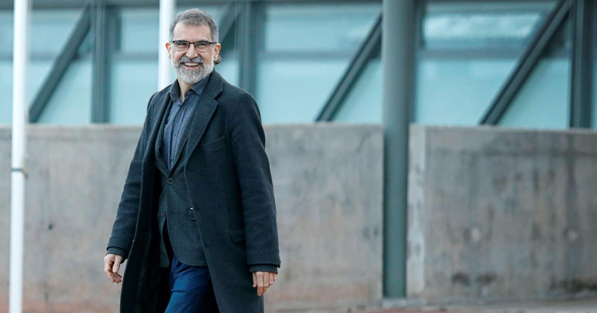 El presidente de Òmnium Cultural, Jordi Cuixart, ha salido esta mañana de la prisión barcelonesa de Lledoners con un permiso de 72 horas