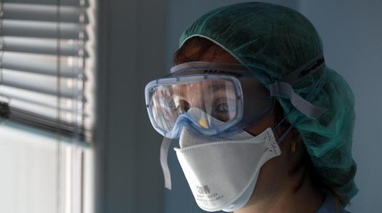 Retrato de una enfermera que atiende a pacientes de coronavirus