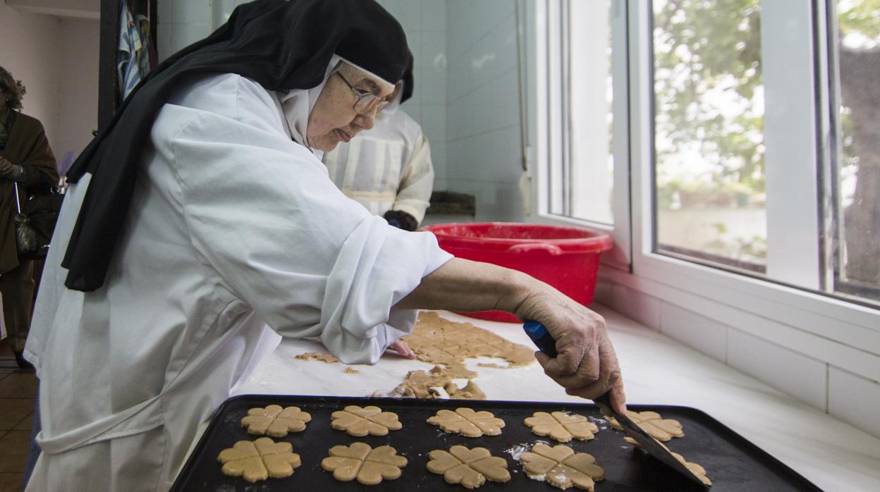 Imagen de archivo de una monja con su reposteria