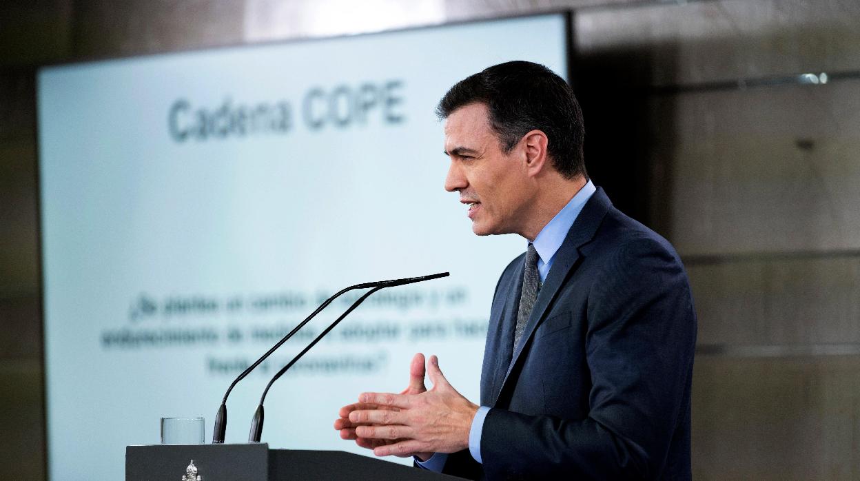 El presidente del Gobierno, Pedro Sánchez, responde a una de las preguntas enviadas por Whatsapp