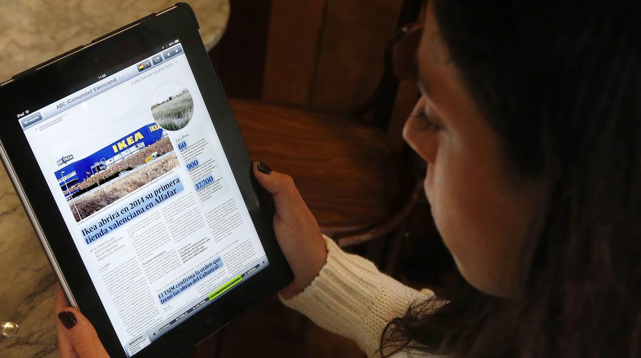 Imagen de archivo de una chica leyendo en una tableta