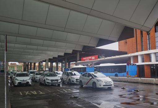 Solo una veintena de taxis esperaban ayer en la estación de Atocha