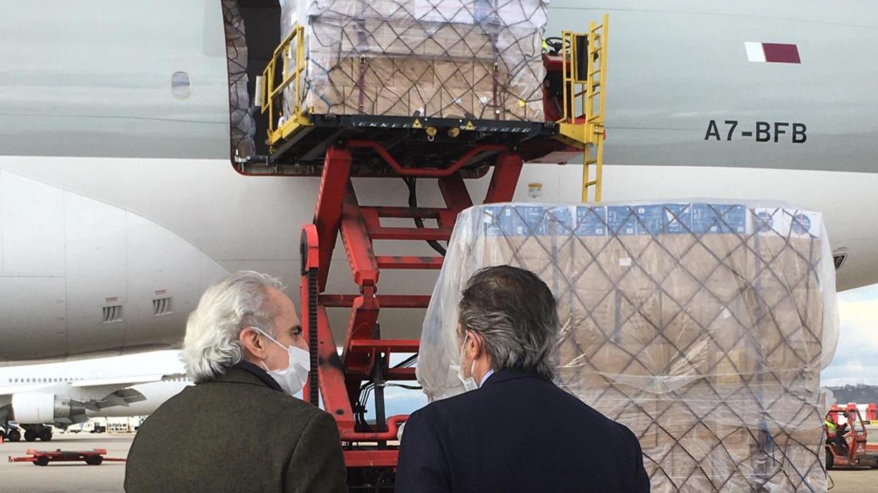 Los consejeros Ruiz Escudero (izq) y López, supervisando la llegada del avión con material a Barajas