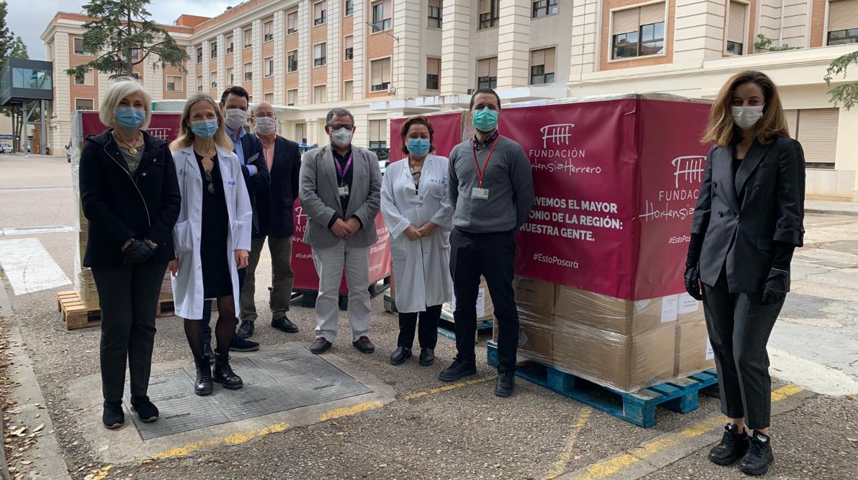 Entrega de mascarillas donadas por la presidenta de la Fundación Hortensia Herrero