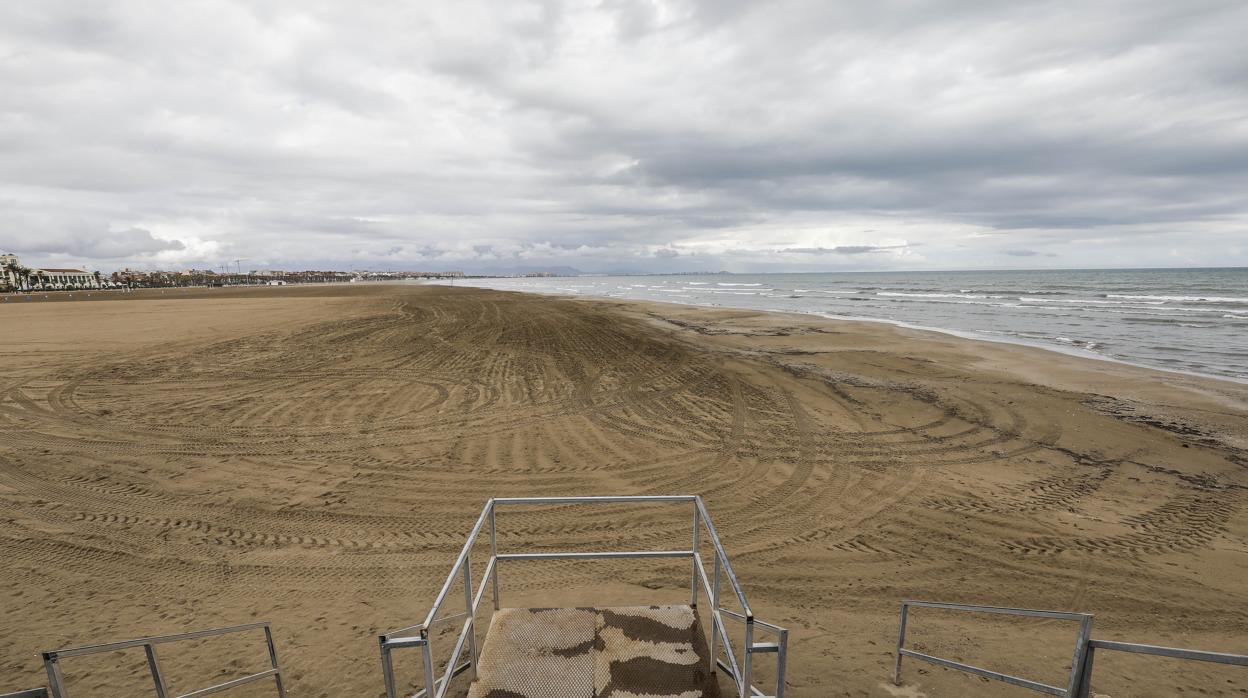 Imagen de una playa de Valencia totalmente vacía por el coronavirus