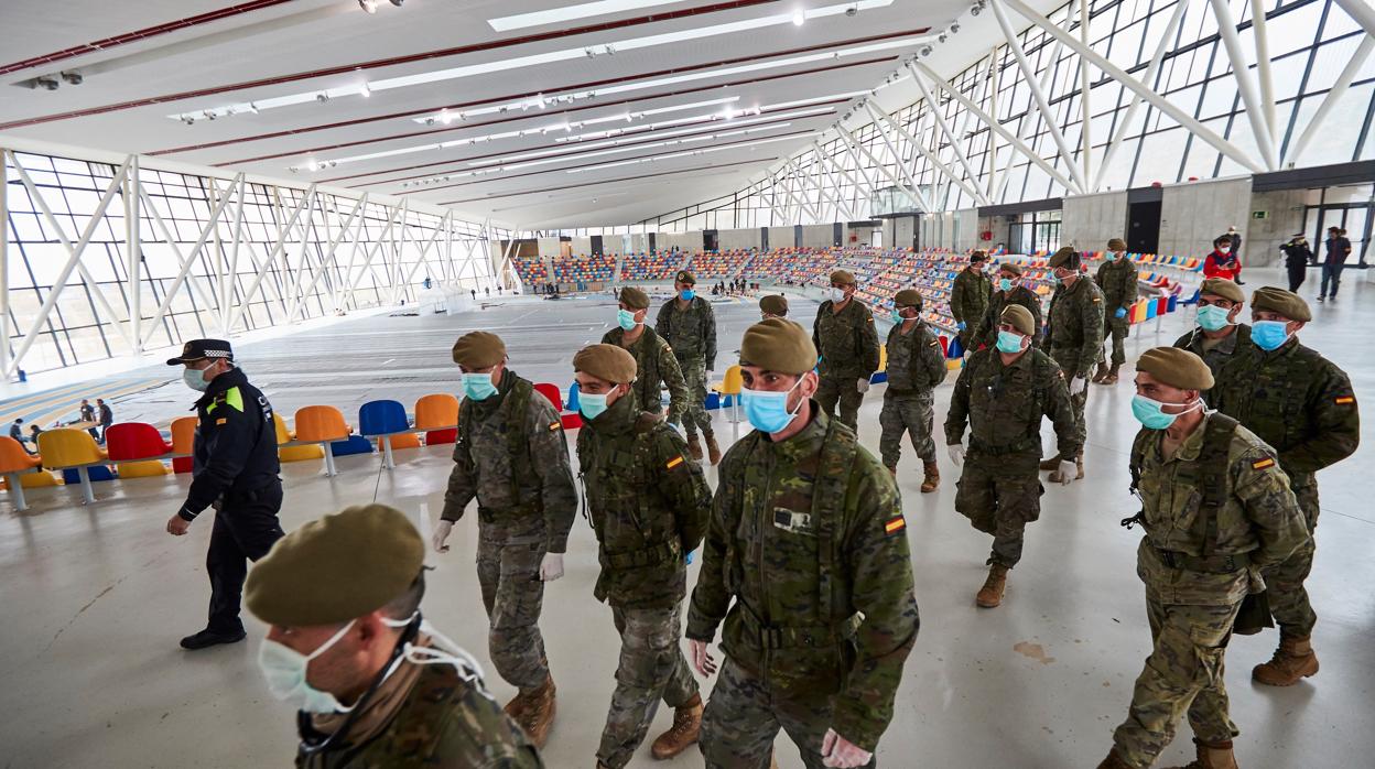 Efectivos del Ejército de Tierra en Sabadell (Barcelona) preparándose para montar un hospital de campaña en una pista cubierta con capacidad apra 300 camas