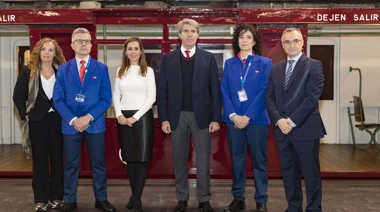 El consejero de Transporte, Ángel Garrido (centro), durante la presentación de los nuevos uniformes