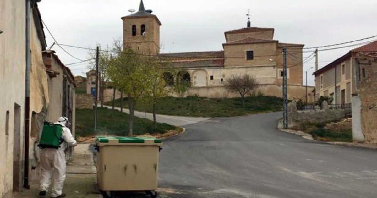 La Diputación de Segovia desinfecta sitios públicos en los pueblos de la provincia, a donde muchos madrileños se han desplazado a su segunda residencia