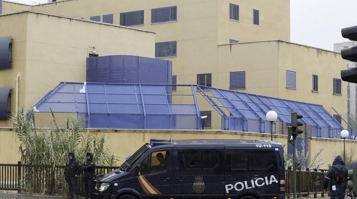 Agentes de la Policía Nacional, a las puertas del CIE de Aluche