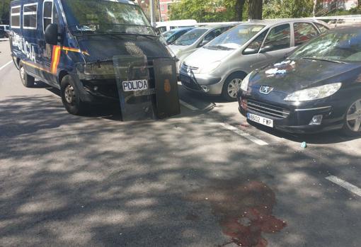 Marcas de sangre y destrozos en los coches de la calle donde fue detenido el hombre