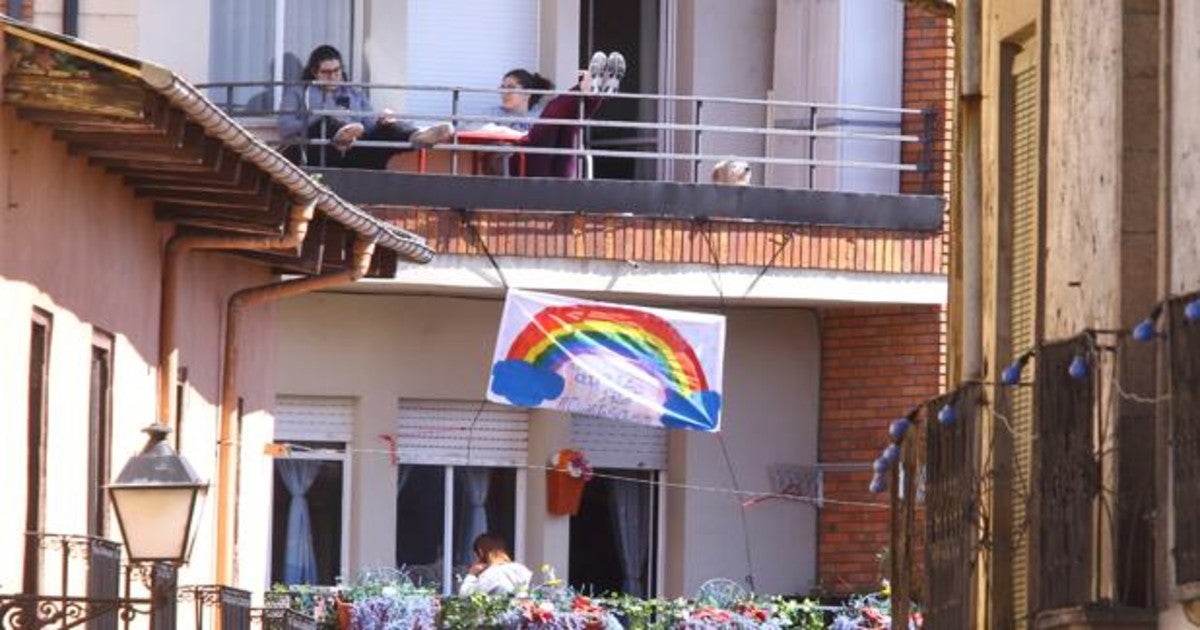 Ponferradinos en sus balcones durante el confinamiento, en una imagen de archivo