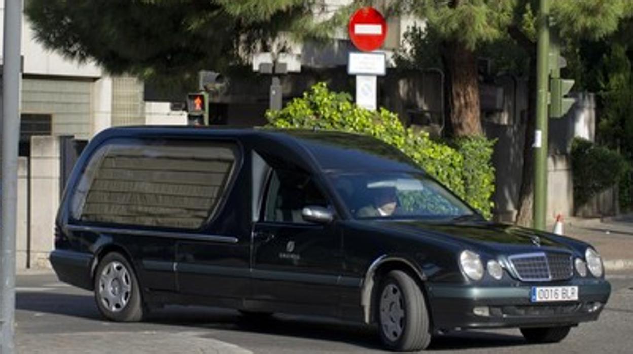 Un coche fúnebre sale del tanatorio de la M-30 (archivo)