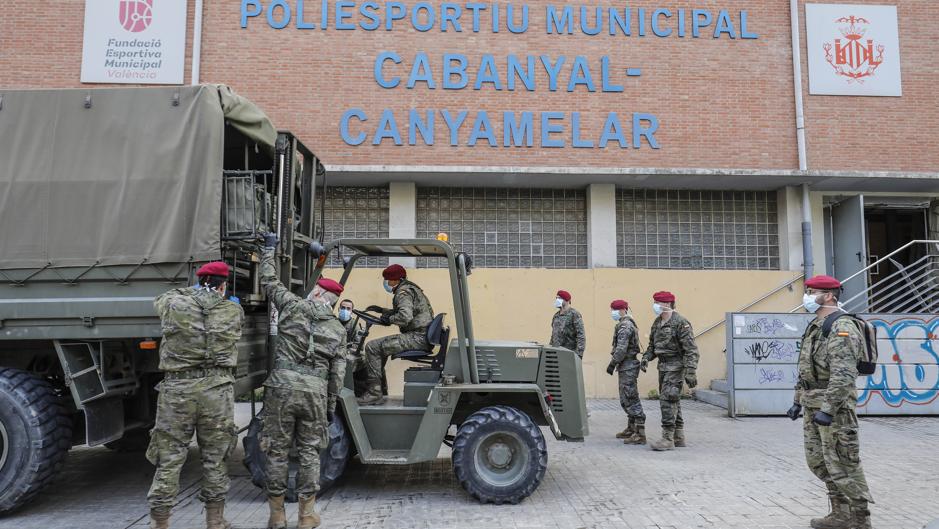 Vídeo: así convierte el Ejército un polideportivo en un albergue para personas sin techo en Valencia