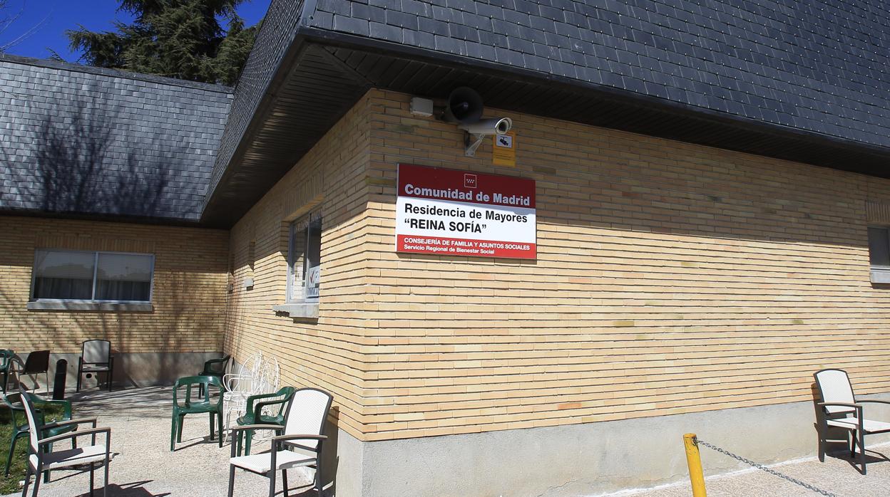 Vista exterior de la residencia de mayores Reina Sofía de Las Rozas, afectada por el coronavirus