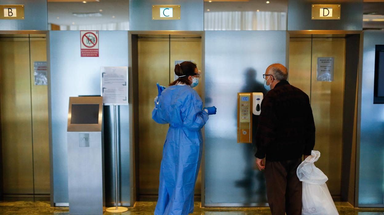 Personal sanitario atiende a un infectado por coronavirus en el Hotel Melia de Barcelona, el cual fue acondicionado para tratar a los pacientes menos graves afectados por la pandemia