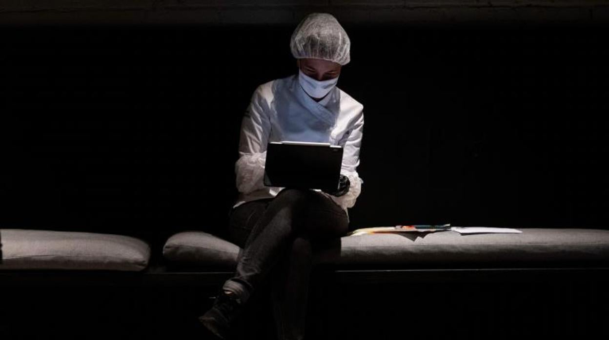 Una profesional utiliza una tablet en Valencia, durante el estado de alarma