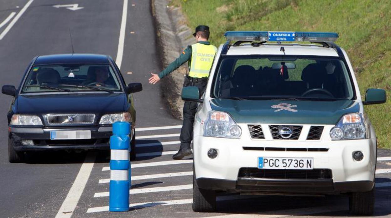Control de la Guardia Civil en una carretera gallega